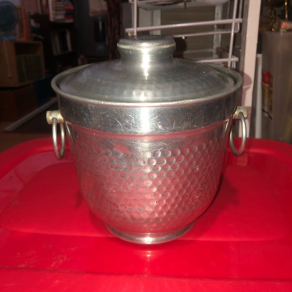 Vintage hammered aluminum ice bucket with lid. Man cave, bar accessories-used